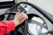 "Nema boga da ćeš se voziti": Šofer izbacio stariju ženu iz autobusa - odmah suspendovan! (VIDEO)