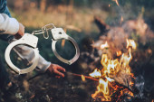 Uhapšen piroman u Kovačici: Zapalio travu ispred jedne kuće dok su u njoj bili ukućani