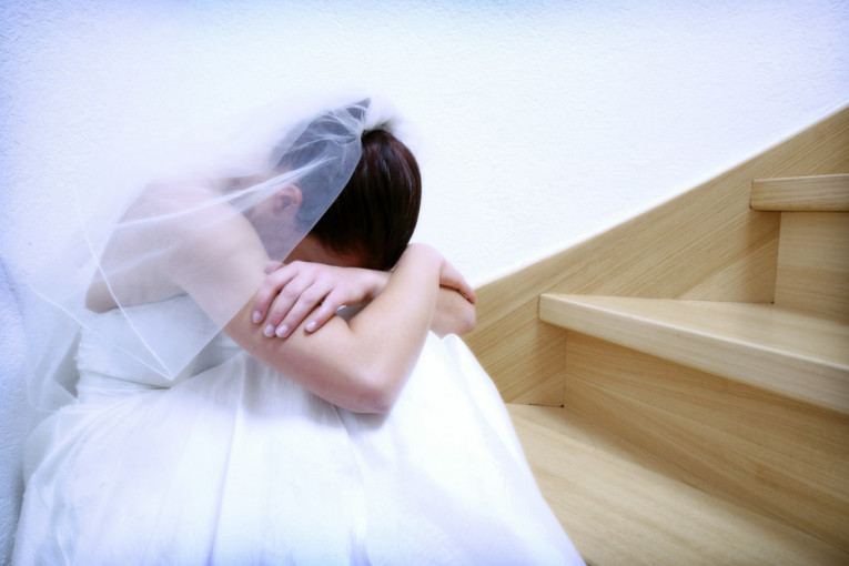 Mlada zaplakala tokom prve bračne noći: Jedna reč je bila dovoljna da sve pokvari