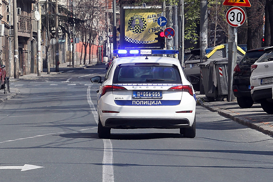 Užas kod Sombora! Vatrogasci se bore za život putnika, morali da seku vozilo!