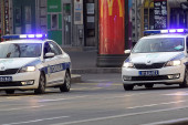 Vezani lisicama ležali na asfaltu: Bežali od policije, izazvali sudar, pa uhapšeni u Zemunu (VIDEO)