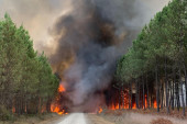 Zbog katastrofalnih požara evakuisano 10.000 ljudi:  Zatvoreni brojni lokalni putevi i auto-put (FOTO/VIDEO)