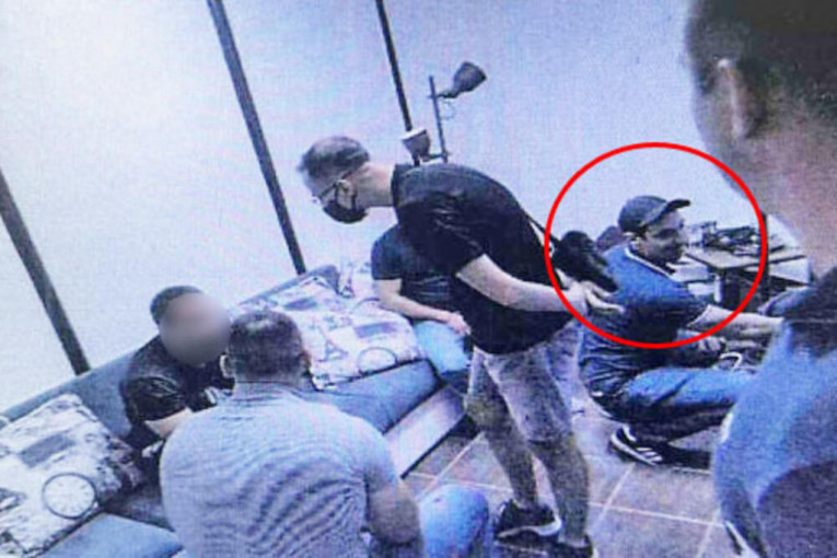 Do sada neviđena fotografija Belivukovog koljača koji se nagodio: Lalić nasmejan pored još jedne žrtve koju muče!