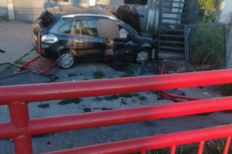 Detalji tragedije na Zrenjanincu: Srbin iz Nemačke udario u auto ispred sebe, izleteo sa puta i zakucao se u parkirano vozilo (FOTO)