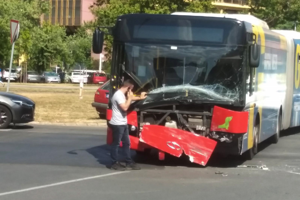 Autobus propao u rupu u Beogradu, Ustanička blokirana