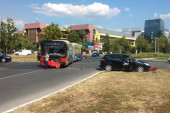 Sudarili se automobil i autobus: Saobraćajna nezgoda u Zemunu