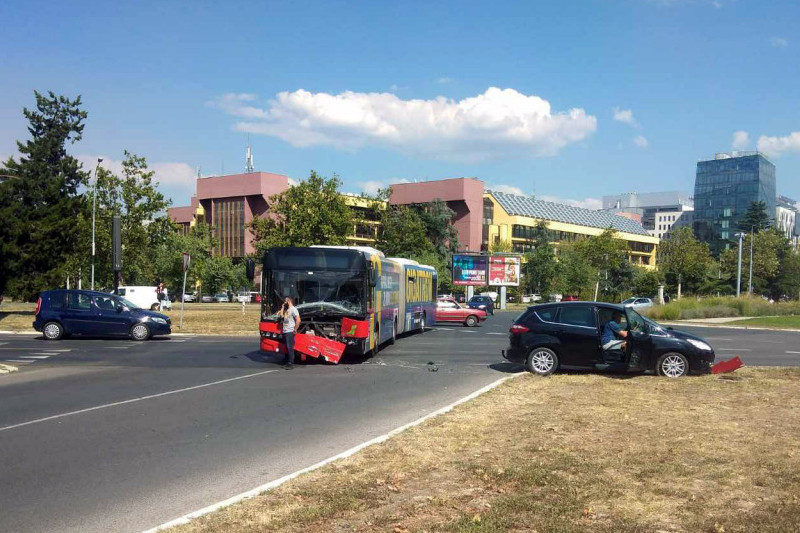 Nezgoda na Novom Beogradu: Sudarili se autobus i automobil, 18-ici otpao prednji deo vozila! (FOTO)