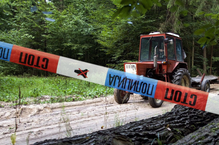 Nesvakidašnja nezgoda u Republici Srpskoj: Traktor se prevrnuo sa puta i pao na automobil!