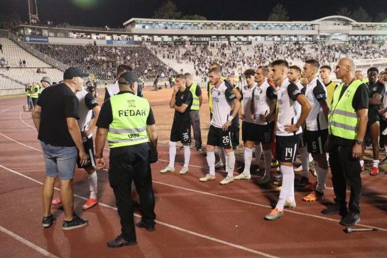 Počela istraga haosa na utakmici Partizan-AEK, tužilaštvo traži ko je napao policajce i šta se dešavalo posle meča