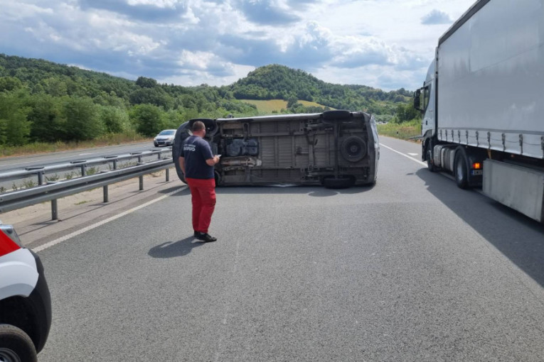 Saobraćajka na auto-putu Miloš Veliki: Kombi prevrnut nasred kolovoza, automobil se zakucao u bankinu (FOTO)