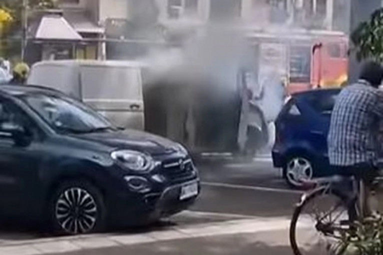 Drama u Novom Sadu: Izgoreo kombi za prevoz novca (VIDEO)