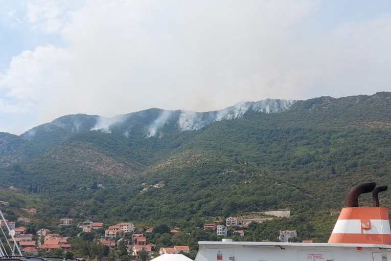 Nova drama na crnogorskom primorju: Vetar razbuktao požar i ide ka naseljima, obustavljen saobraćaj na magistrali