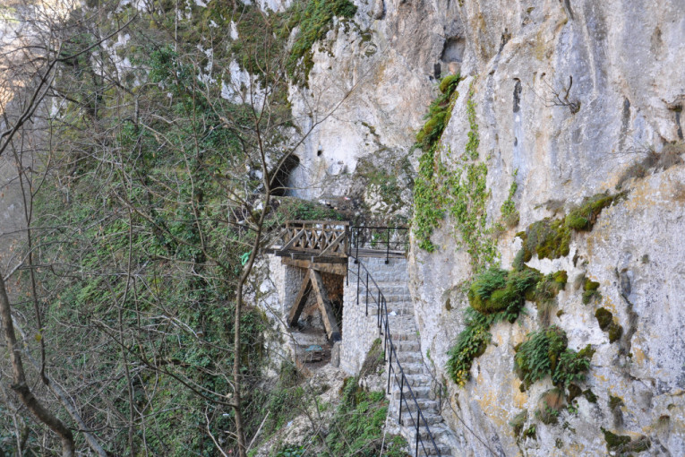 Isposnica Svetog Save uklesana u strmoj steni iznad kanjona reke Mileševke: Na ovom svetom mestu teče lekovita Savina voda (FOTO)