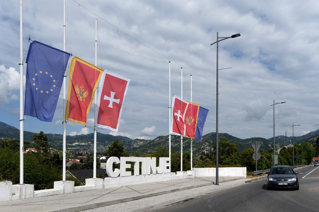 Zastave na pola koplja: Dan žalosti na Cetinju u znak sećanja na žrtve stravičnog masakra
