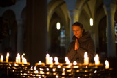 Da li uvek treba da palimo sveće u crkvi za duše živih i mrtvih?