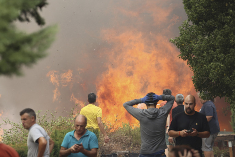 Bukti veliki požar u Španiji: Naređena hitna evakuacija sela, 1.500 ljudi već izmešteno (FOTO/VIDEO)