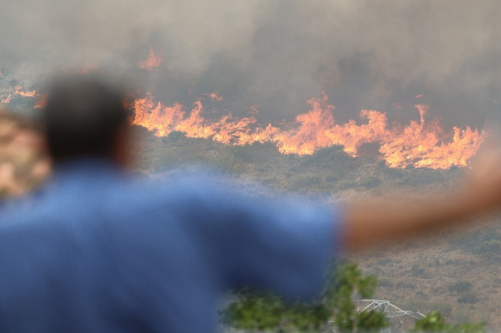 Požar u Ulcinju! Šuma iza hotela u plamenu, vetar zadaje muke vatrogascima