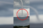 Skoro nismo videli ovakav tornado! Zastražujuć prizor na Halkidikiju, turisti preplašeni (VIDEO)