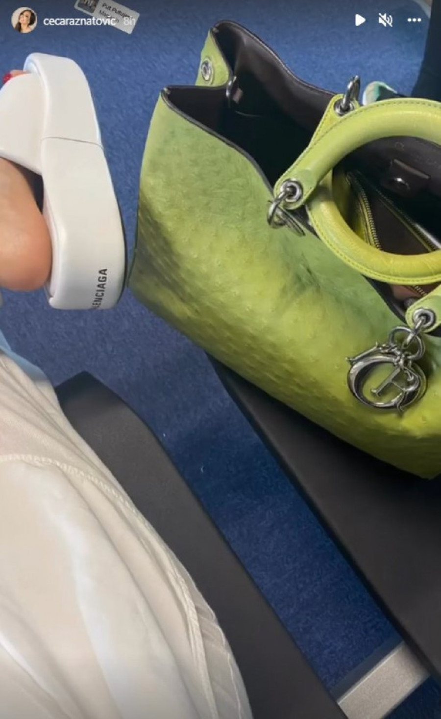 Ceca šeta torbu od 10.000 evra! Pevačica krenula na put, a nije samo to na njoj skupo