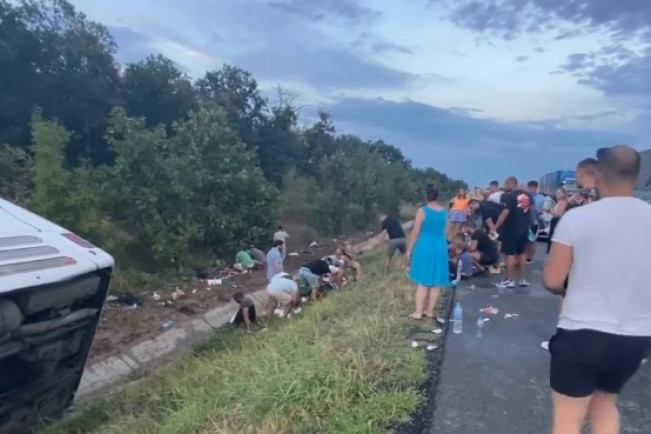 Prvi snimak sa mesta saobraćajne nesreće u Bugarskoj: Autobus u jarku, srpska deca u panici (VIDEO)