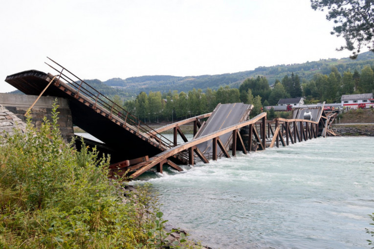 Srušio se most otvoren 2012. godine: Dva vozača upala u reku
