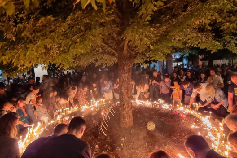 Suze i tišina na Cetinju! Građani se okupili na trgu da odaju počast žrtvama masakra (VIDEO)