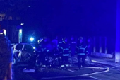 Stravična saobraćajna nesreća u Beogradu: Automobil udario u banderu, pa se zapalio - jedna osoba stradala!