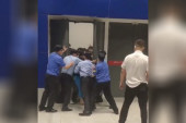 A u Ikei u Šangaju... Nestvarna scena - pokušali da zatvore ljude u radnji jer je jedan kupac bio u kontaktu sa zaraženim (VIDEO)