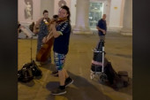 Kultna srpska pesma orila se italijanskim gradom: Prolaznici u Trstu stali da oslušnu, a onda je počela fešta! (VIDEO)