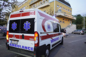 Tragedija u Zemunu: Devojka pala sa galerije restorana, teško povređena prebačena u bolnicu
