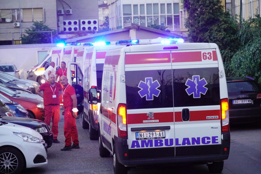 Oboren pešak u Surčinu: Ženu (65) udario automobil, prevezena u bolnicu