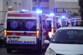Nesreća na Dedinju: Žena izgubila svest i sletela s puta, s dvoje dece prevezena u Urgentni centar (FOTO)