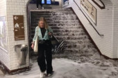 Potop u Parizu: Stanice metroa bile pod vodopadima, u samo jednom satu palo kiše koliko za mesec dana! (VIDEO)