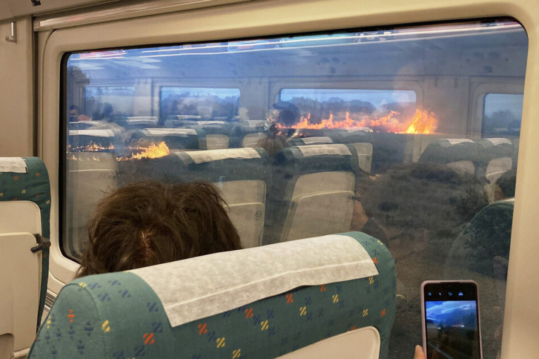 Stravičan požar okružio voz: Putnici lomili prozore i iskakali, najmanje 20 ljudi povređeno (VIDEO)