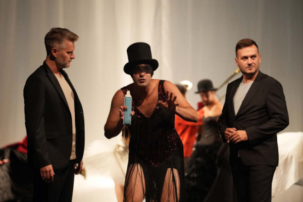 Publika u Budvi oduševljena "Magbetom" Nikite Milivojevića: Jedan sasvim drugačiji Šekspir (FOTO)