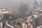Dim se vije nad Londonom: Buknuo požar na železničkoj stanici (VIDEO)