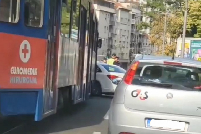 Nezgoda kod Tašmajdanskog parka: Sudarili se tramvaj i automobil (FOTO)