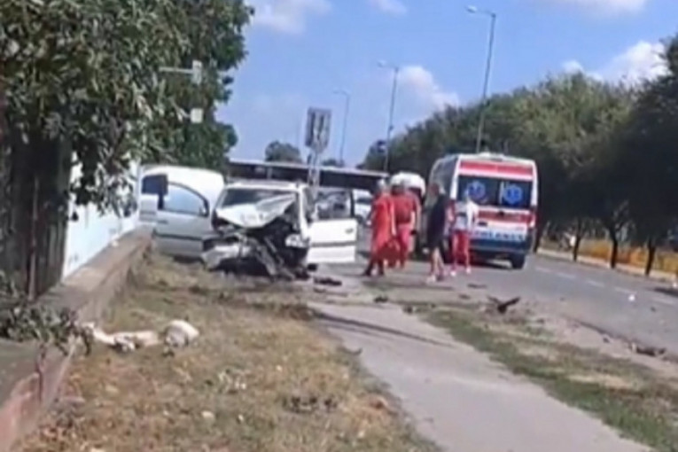 Stravičan sudar u Bačkoj Palanci: Automobil je potpuno smrskan, vozač zadobio teške povrede (VIDEO)