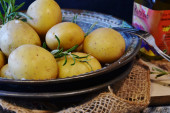 Kako da najlakše oljuštite bareni krompir? Dodajte u vodu jedan sastojak iz kuhinje i skinućete koru sa njega očas posla (VIDEO)