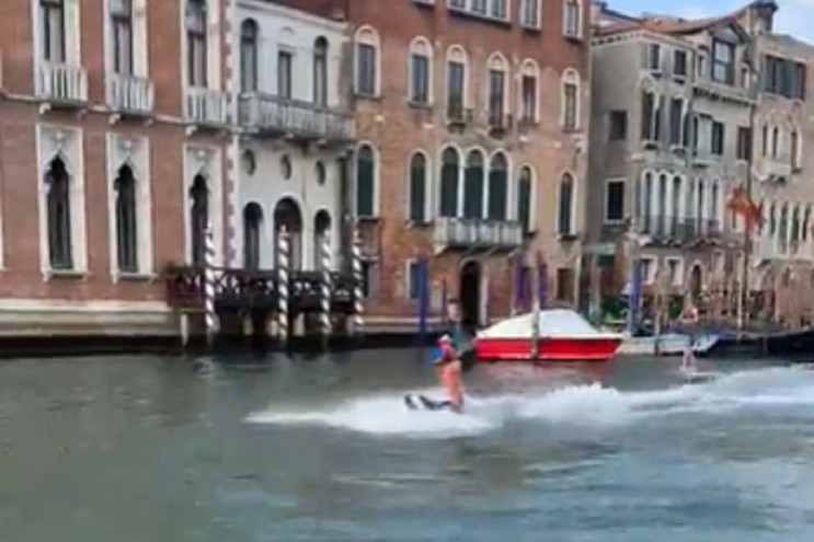 "Lov na dva nadobudna idiota": Mladići surfovali usred kanala u Veneciji, ko ih pronađe - dobija večeru (VIDEO)