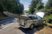 Dramatična scena na Ibarskoj magistrali: Vozač naleteo na kolobran, metalna cev probila i prošla kroz ceo automobil (FOTO)
