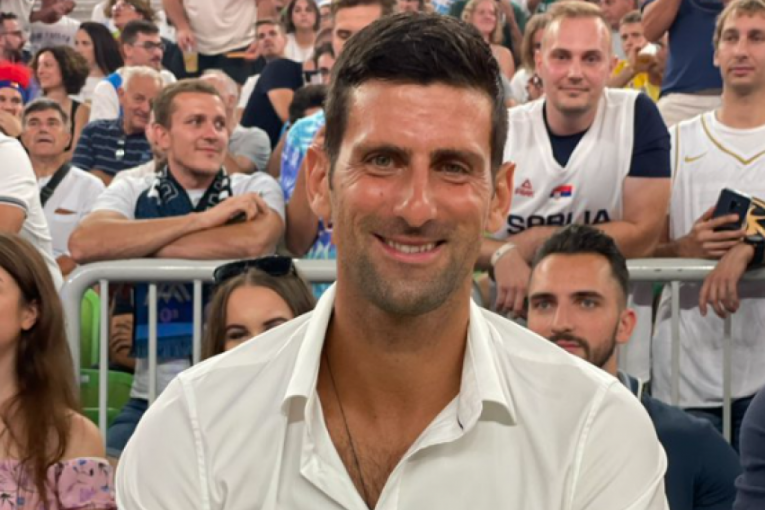 Da li postoji jača podrška?! Novak bodri Srbiju i nije sam! (FOTO)