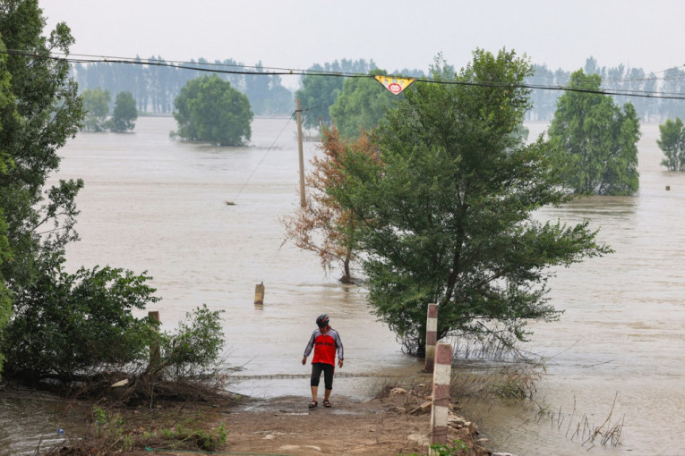 Užasne poplave u Kini: Poginulo 16 ljudi, više od 30 nestalo (VIDEO)