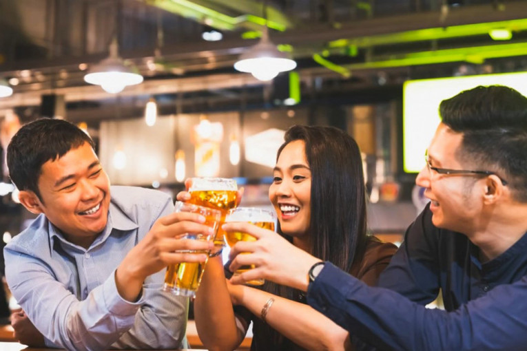 Šokantna kampanja u Japanu: Traži se način da mladi više piju alkohol - vlast zabrinjava činjenica da se sve manje ljudi opija kod kuće