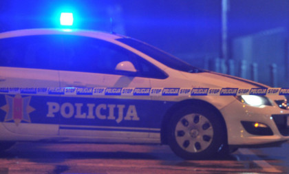 Velika policijska akcija: Uhapšen muškarac, zaplenjeno 11 komada oružja, 430 metaka i "porše"
