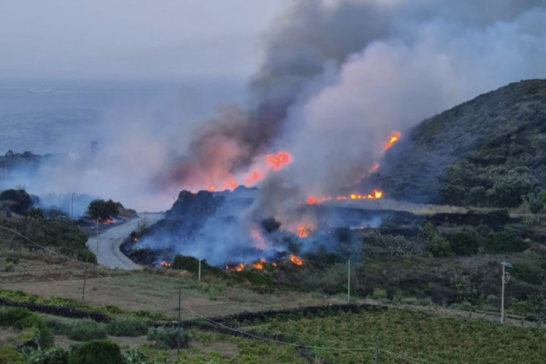 Vatra divlja na Siciliji: Požar stigao do Armanijeve vile (VIDEO)