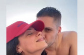 Sara Jo i njen dečko ne mogu da se obuzdaju: Pali strastveni dodiri i poljupci u javnosti (VIDEO)