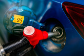 Nastavlja se „zamrzavanje“ cene goriva, promenjena i akciza