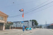 Provokacijama nema kraja: Na severu Mitrovice osvanule zastave UČK i "velike Albanije"! Policija ništa ne zna o tome (VIDEO)