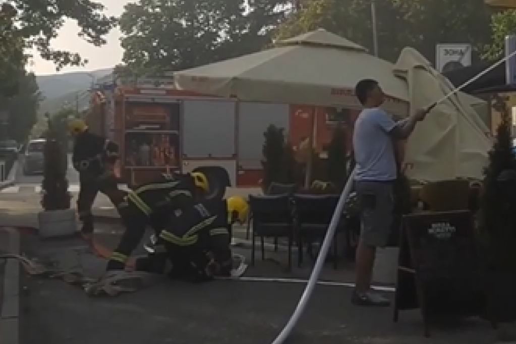 Požar u kafiću u Vranju: Krov i potkrovlje potpuno izgoreli! (VIDEO)